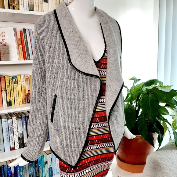 Cupcakes and Cashmere Sidney Draped Jacket - Picture 6 of 10